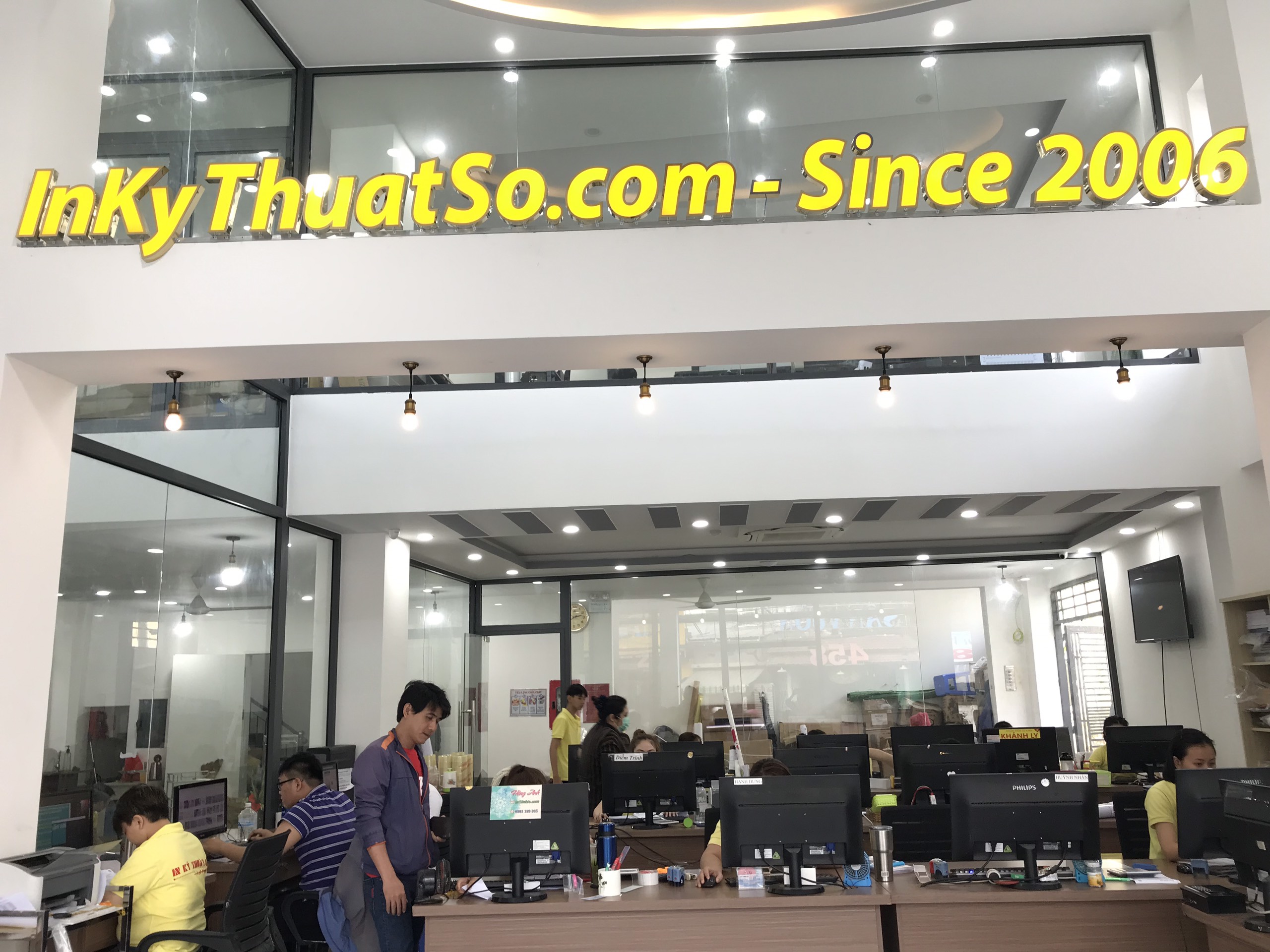 Biển quảng c&aacute;o l&agrave;m bằng chất liệu g&igrave;